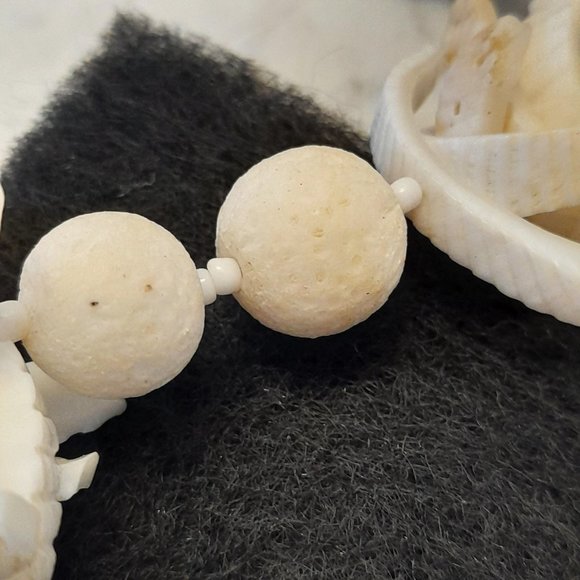 Vintage 1970's 18" Necklace Mother of Pearl, Pooka Shells and Natura Coral Beads - Picture 6 of 7